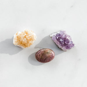 S1761 Rhodonite crystal palm stone palmstones 4cm australia. Rhodonite worry stone meditation stone australia. gemrox sydney 1