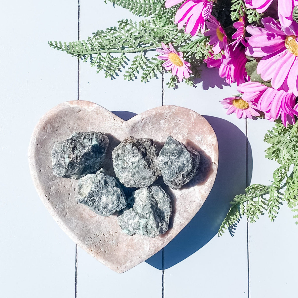 s1619 emerald crystal raw rough stone australia. buy emerald crystals stones australia. gemrox crystal shop sydney 1