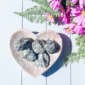 s1619 emerald crystal raw rough stone australia. buy emerald crystals stones australia. gemrox crystal shop sydney 1