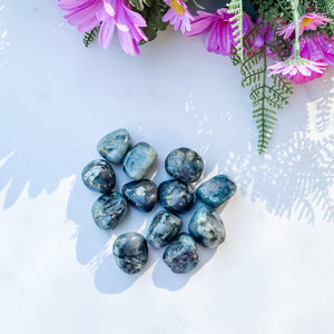 s1646 natural emerald crystal tumbled stone australia. buy emerald stone loose tumbled australia. gemrox sydney 1