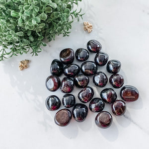 s1066 garnet crystal tumbled stone australia gemrox sydney crystals australia 1