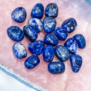 s1521 sodalite crystal tumbled stone a grade brazil 2.5cm australia. sodalite tumbled stone australia. gemrox sydney 1