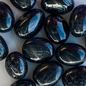 s1522 black tourmaline crystal tumbled stone 3cm australia. tumbled black tourmaline crystal australia. gemrox sydney 15