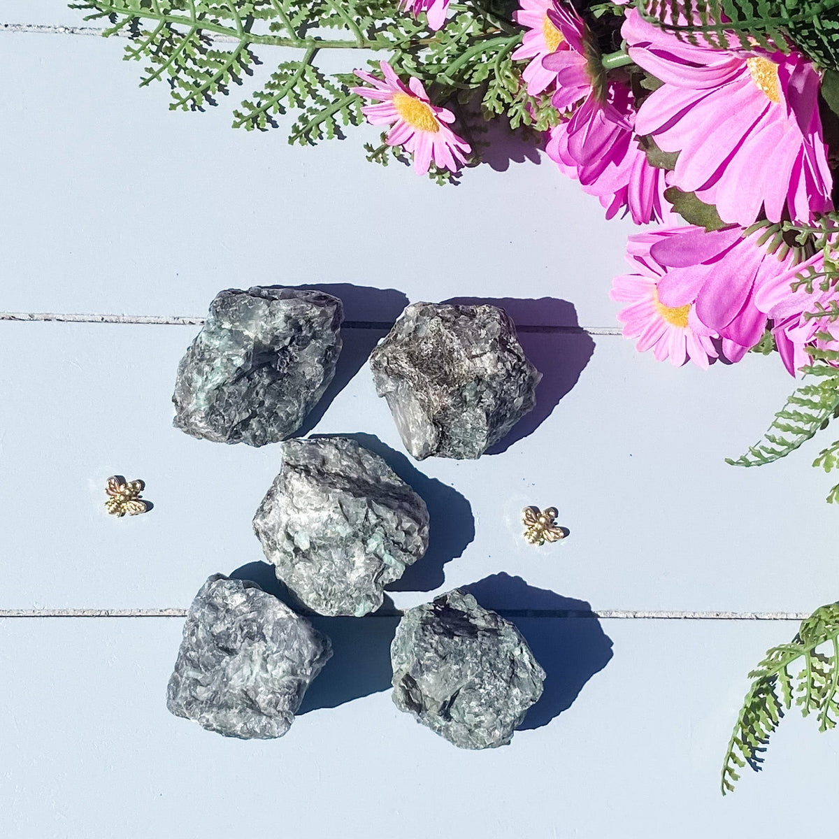 s1619 emerald crystal raw rough stone australia. buy emerald crystals stones australia. gemrox crystal shop sydney 1