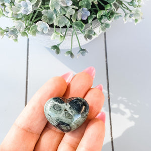 s1623 kambaba jasper crystal heart shaped palm stone 3cm australia. kambaba heart stone australia. gemrox sydney 1